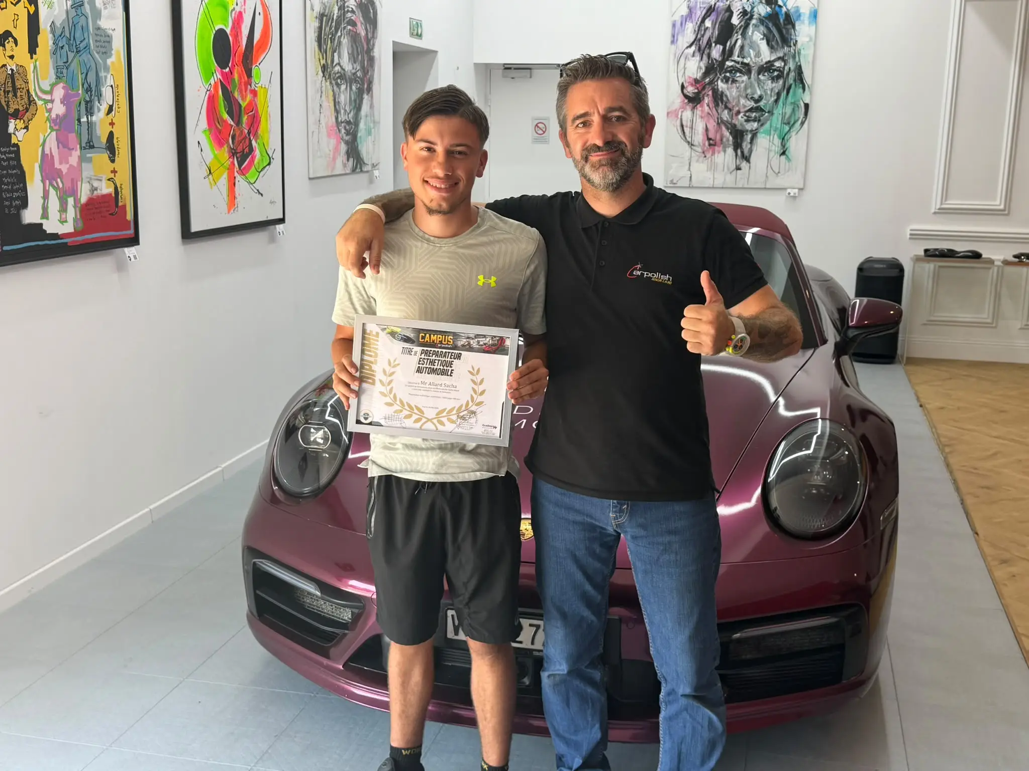 Sacha avec son diplôme de préparateur esthétique automobile